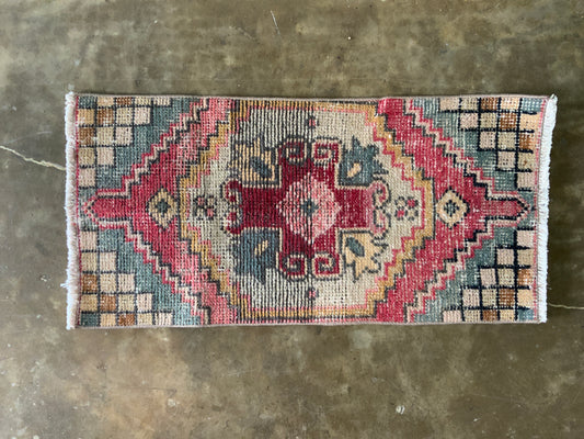 Vintage small rug- 1.5 x 2.5’