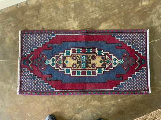 Vintage small rug - 1.6 x 3’